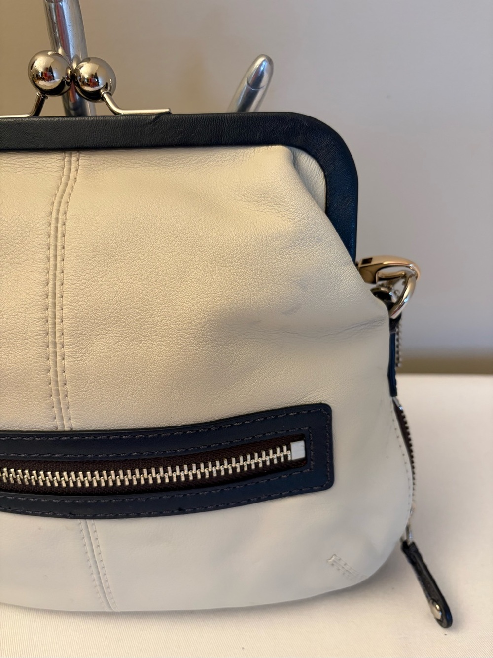 Vintage Coach 13378 Bonnie Cashin Kiss Lock Crossbody Cream Leather Navy Trim - Picture 3 of 16